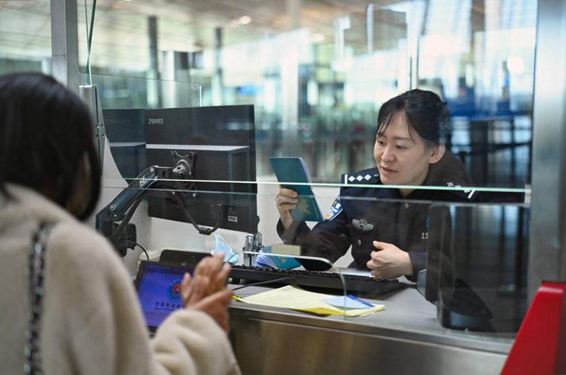 北京出入境服务新进展：让出国门更便捷